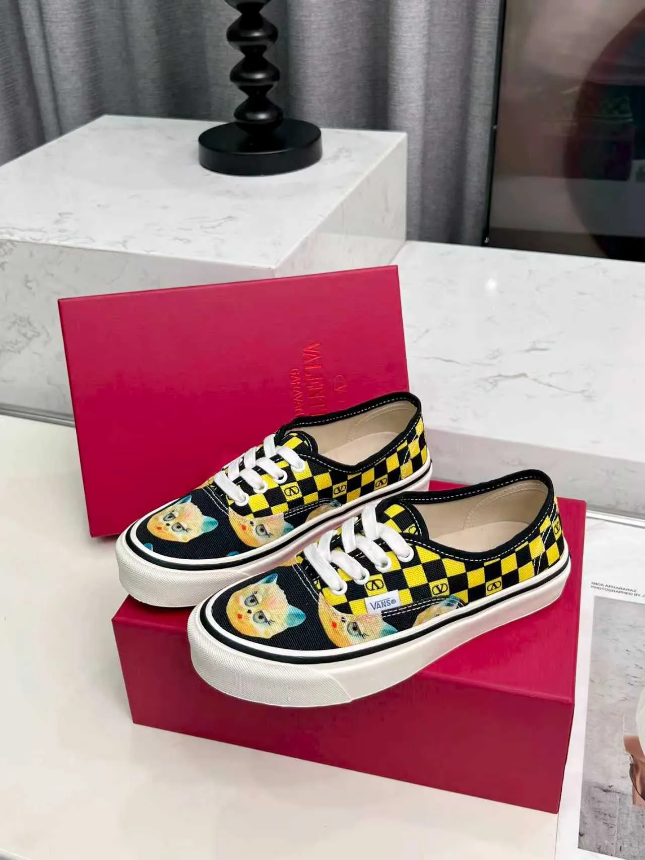 [Valentino Giving classic shoes a personality that spans the ages. Many celebrities - Jolin Tsai. Yang Zi. Liu Wen. Ma Baiquan. Choi Soobin. freen. Song Zuer. JJ Lin. zel. Cecilia Cheung. shark. Xin Yunlai...same style.